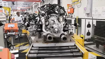 Завод Bentley - сборка двигателя W12