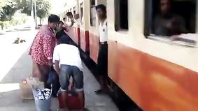 Как пассажиры садятся в поезд на скорости