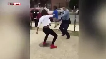 Танцевальный баттл полицейского и темнокожей школьницы