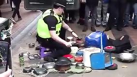 Лондонский полицейский показал класс на уличных барабанах