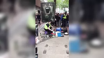 Лондонский полицейский показал класс на уличных барабанах