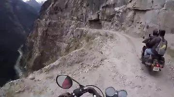 Мужик на мотоцикле едет по дороге
