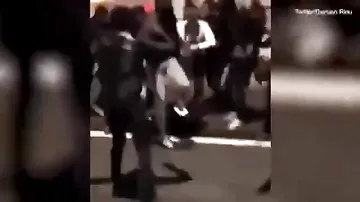 В Париже на видео запечатлели жестокое нападение на женщину-полицейского