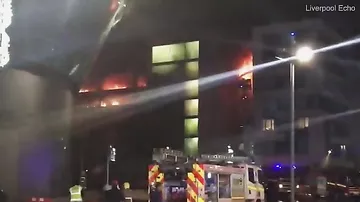 В Сети появилось видео жуткого пожара на парковке в Ливерпуле