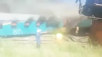 Поезд сошел с рельсов в ЮАР и загорелся, более 100 раненых