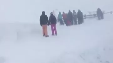 Лыжники оказались заперты в раскачивающейся ловушке во время бури