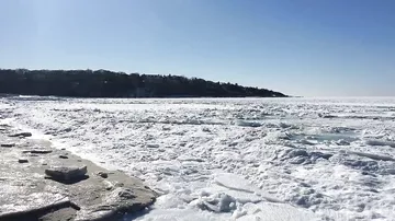 Житель Массачусетса снял на камеры "замерзший" океан