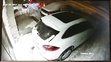 Неудачливый поджигатель автомобиля, получивший ожоги лица, объявлен в розыск