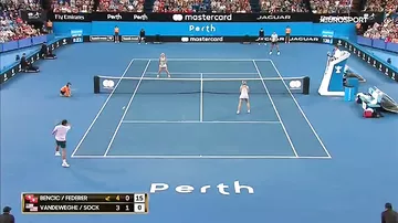Федерер и его соперник высмеяли партнёрш во время матча
