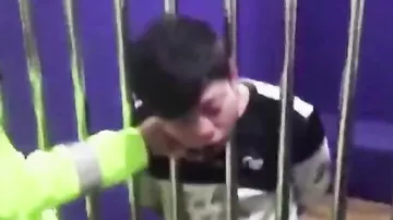 Арестант просунул голову в решетку, застрял и разрыдался