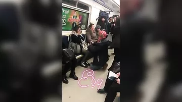 В бакинском метро парень сделал предложение возлюбленной