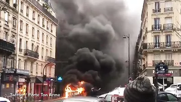 В Париже полностью сгорел автобус