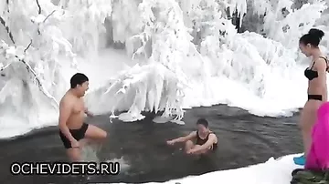 Видео с купанием жителей Якутии при -65°C набирают популярность в Сети