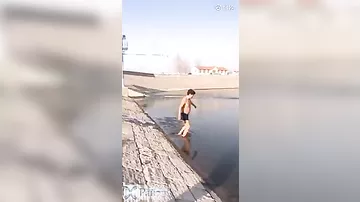 Китайский "морж" совершил подлёдный заплыв, чуть не закончившийся трагедией