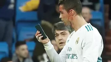 Роналду уткнулся в телефон, получив ногой по лицу на футбольном поле