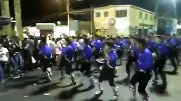 Танцоры в Чили, ощутив подземные толчки, разбежались в панике