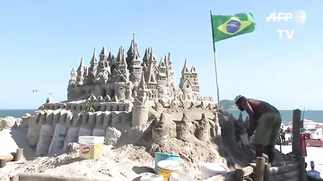 Бразильский "король пляжа" 22 года прожил в замке из песка
