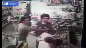 Посетитель магазина избил младенца, промахнувшись мимо его отчима