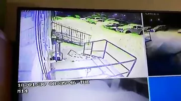 Огромная глыба льда упала на полуторагодовалую девочку