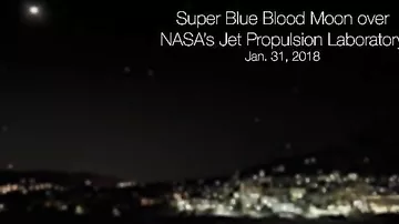 Полное "кровавое суперлуние" показали за 35 секунд