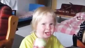 Девочка с луковицами, на которую невозможно смотреть без слёз, стала мемом