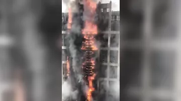 Пожар охватил многоэтажное здание в Китае