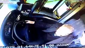 Шокирующий момент наезда неуправляемого автобуса на остановку, попал на видеокамеры в Турции
