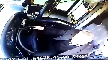 Шокирующий момент наезда неуправляемого автобуса на остановку, попал на видеокамеры в Турции