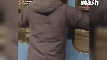 Подростки ради шутки вытолкнули своего друга из поезда метро