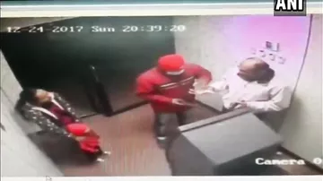 Грабитель приставил пистолет к голове 3-летнего ребёнка возле банкомата