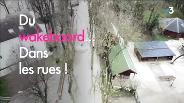 Экстремалы прокатились на вейкбордах по затопленным улицам Парижа