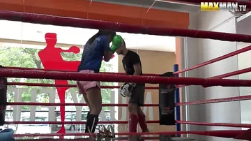 Чемпионка по тайскому боксу притворилась, будто впервые на ринге