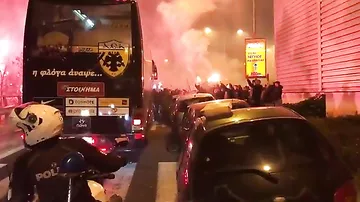 В Греции фанаты "Олимпиакоса" устроили беспорядки после поражения клубу АЕК