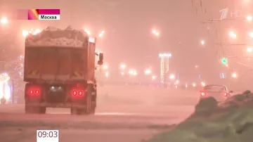 В Москве рекордные снегопады привели к коллапсу на дорогах и осложнили работу аэропортов