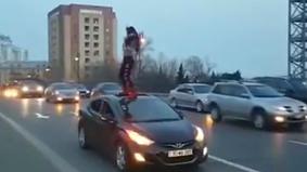 В центре Баку девушка вызвала всеобщее удивление горячим танцем на автомобиле
