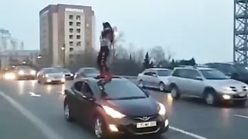 В центре Баку девушка вызвала всеобщее удивление горячим танцем на автомобиле