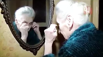 Бабушка-сказочница, продававшая книги на морозе в Екатеринбурге, всех растрогала и стала звездой