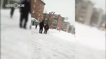 Видео с полицейским и инвалидом после снегопада в Казани покорило Сеть