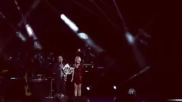 Поклонник Полины Гагариной сделал предложение на концерте певицы