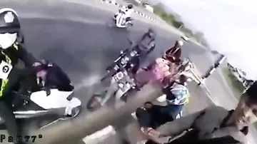Легковушка отправила в полёт мотоциклистку на автотрассе в Тайланде
