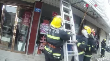 Рекламный плакат спас жизнь старику, упавшему с балкона