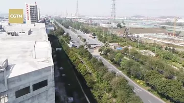 Огромная дыра на китайской дороге насмерть засосала людей