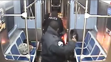 Бродяга в метро поджёг себя в тот момент, когда на него бросились полицейские