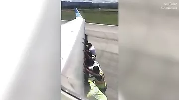 Сотрудникам аэропорта пришлось толкать самолёт вручную