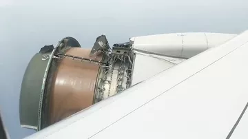 Пассажиры United Airlines сняли на видео, как развалился двигатель "боинга"