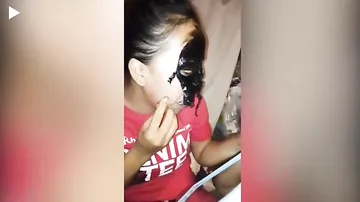 Девушка забила на инструкцию и сняла маску против угрей вместе с бровями