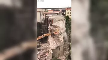 Во время сноса здания бетонная плита рухнула на работающий экскаватор