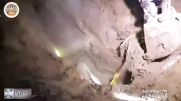 Операция спасения маленького слонёнка, провалившегося в яму, была проведена в Тайланде