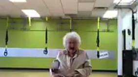 В Сети обсуждают хохочущую во время фитнеса 93-летнюю старушку