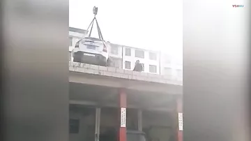 Нарушитель правил парковки обнаружил свой автомобиль на крыше